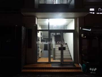 岡本マンションの夜景。エントランス部分。
