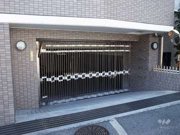 駐車場出入り口（リングシャッター付き）