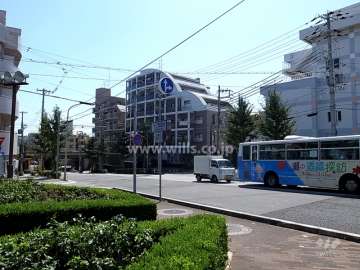 岡本ローズガーデンの遠景。周辺はマンションと一戸建てなどが混在する住宅地です。