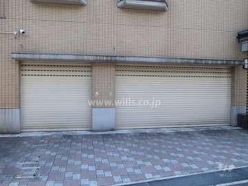 敷地内駐車場（屋内）　シャッター付きです。