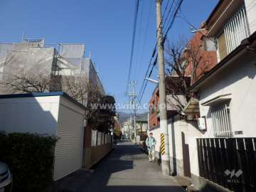 敷地西側の前面道路