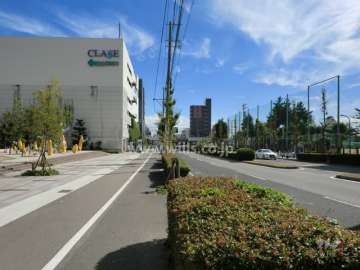 敷地西側の前面道路