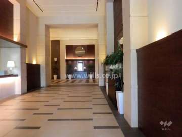 2層吹き抜けのホテルライクなエントランスホール