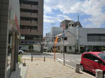 敷地西側の前面道路