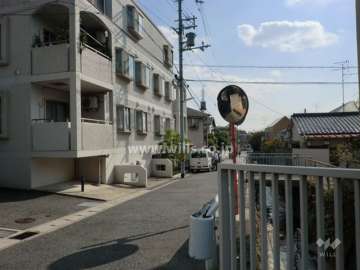敷地西側の前面道路