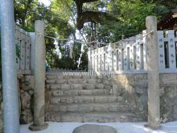 西側に隣接して若宮八幡宮神社があります。