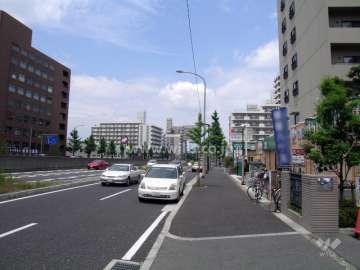 敷地の西側は新御堂筋に面しています。