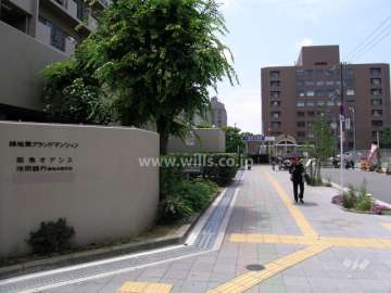 敷地北側の道（すぐ目の前に「服部緑地」駅の入口があります。）