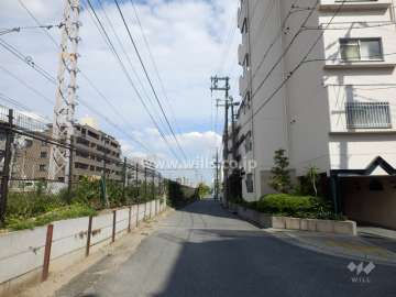 敷地北側の前面道路。敷地北側にはJR東海道本線が走っています。