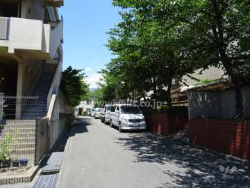 敷地西側の前面道路