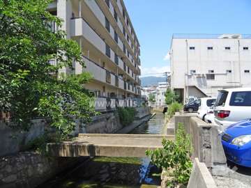 敷地の東側には「天神川」が流れています。