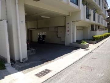 駐車場出入り口