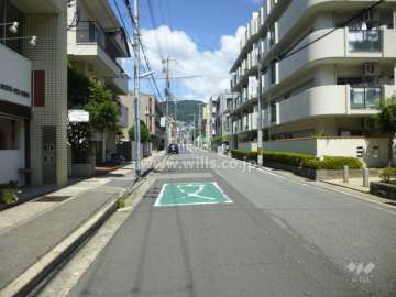 敷地西側の前面道路