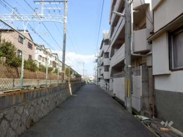 敷地北西側には道を挟んで、阪急神戸線が走っています。