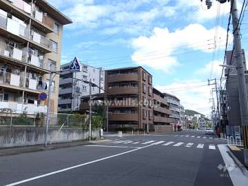 甲南サザン西岡本の遠景。周辺はマンションと一戸建てなどが混在する静かな住宅地です。