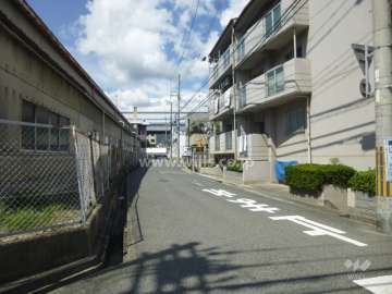 敷地西側の前面道路