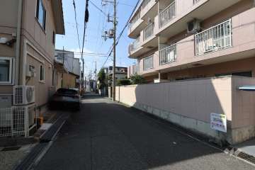敷地南側の前面道路（東側から）