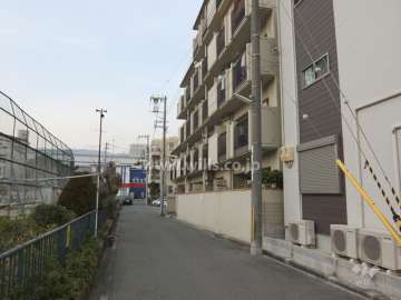 敷地西側の前面道路