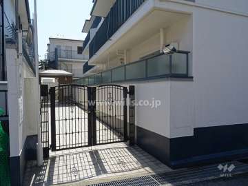 東側エントランスアプローチ