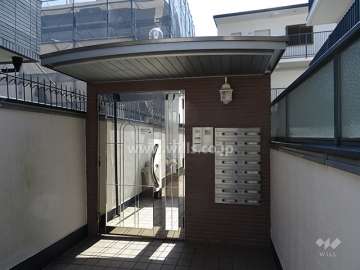 東側エントランス