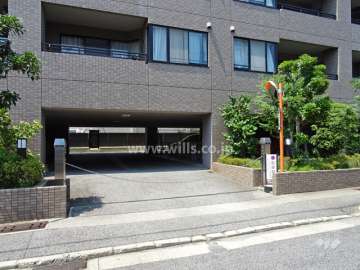 駐車場出入り口（ロボットゲート付き）