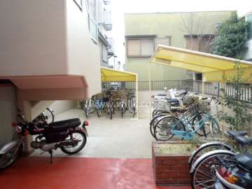 バイク置場と駐輪場