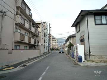 敷地東側の前面道路（南側から）