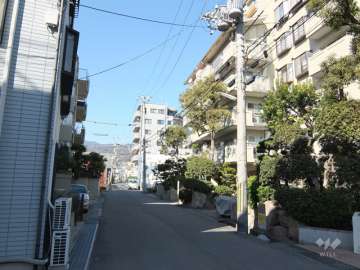 敷地西側の前面道路