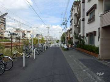 敷地北側の前面道路。道を挟んでJR東海道本線が走っています。