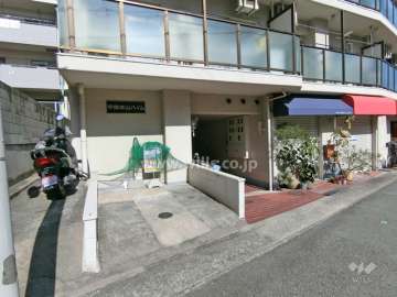 エントランスとゴミ置場