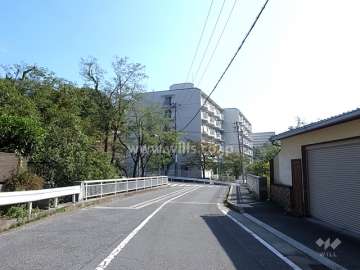 荒神山マンションの遠景。周辺はマンションと一戸建てなどが混在する山手の静かな住宅地です。