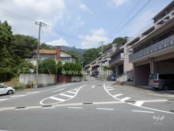 敷地西側の前面道路