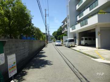 敷地南側の前面道路