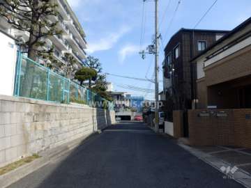 敷地南側の前面道路