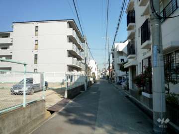 敷地北側の前面道路（東側から）