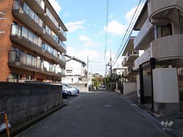 敷地南側の前面道路