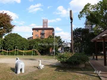 敷地の西側には公園があります。