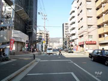 敷地東側の前面道路（南側から）