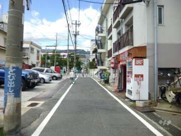敷地西側の前面道路