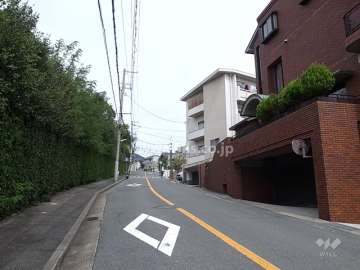 敷地西側の前面道路