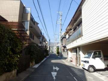 敷地東側の前面道路