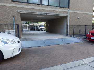駐車場出入り口