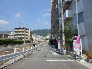 敷地西側の前面道路
