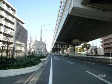 敷地の南側に国道43号船、阪神高速3号神戸線が通っています。