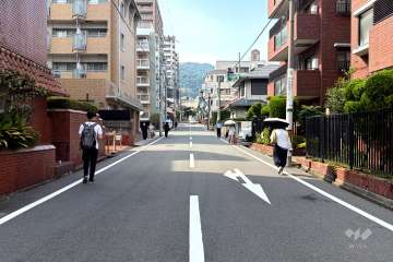 敷地西側の前面道路（南側から）