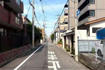 敷地南側の前面道路（西側から）