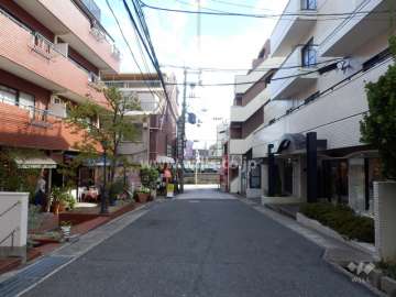 敷地西側の前面道路