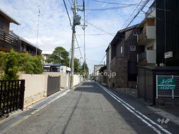敷地北側の前面道路