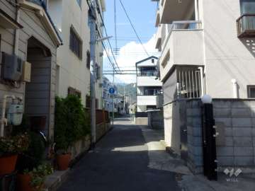 敷地西側の前面道路
