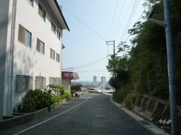 敷地北西側の前面道路。緑豊かな高台にあります。